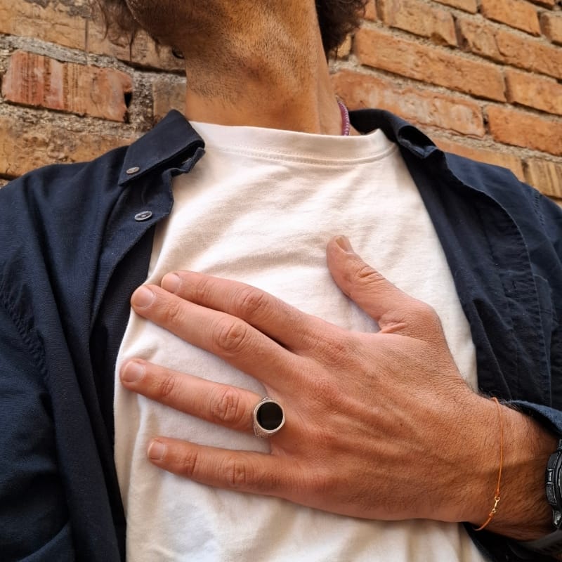 Anello con onice rotondo in argento indossato