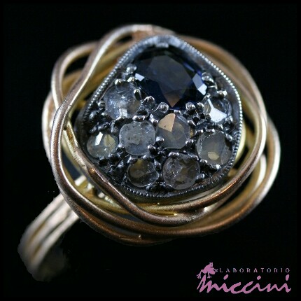 anello stile antico con zaffiro