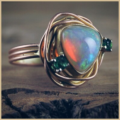 anello con opale e smeraldi