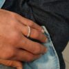 Fedina in argento con filo intrecciato indossata