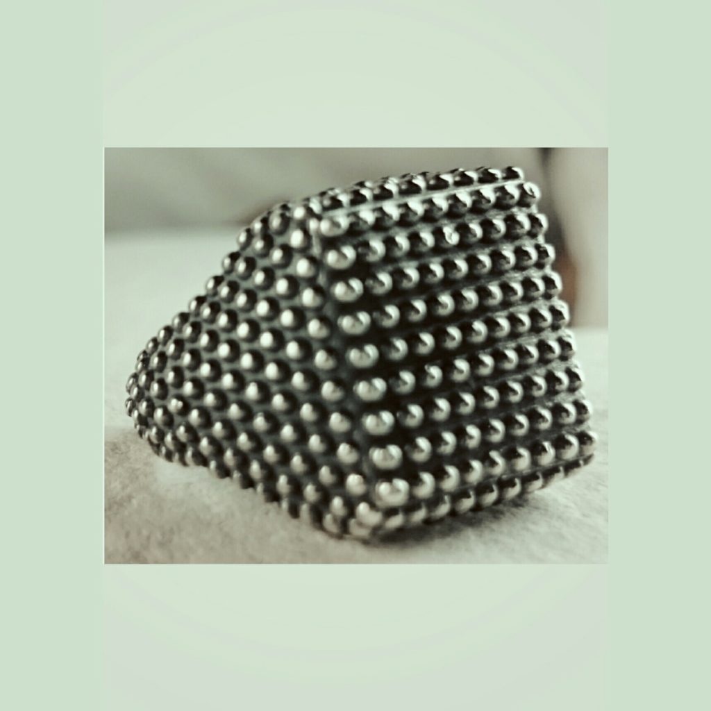 Anello puntinato quadrato in argento 925