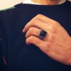 Anello puntinato con onice quadrato indossato