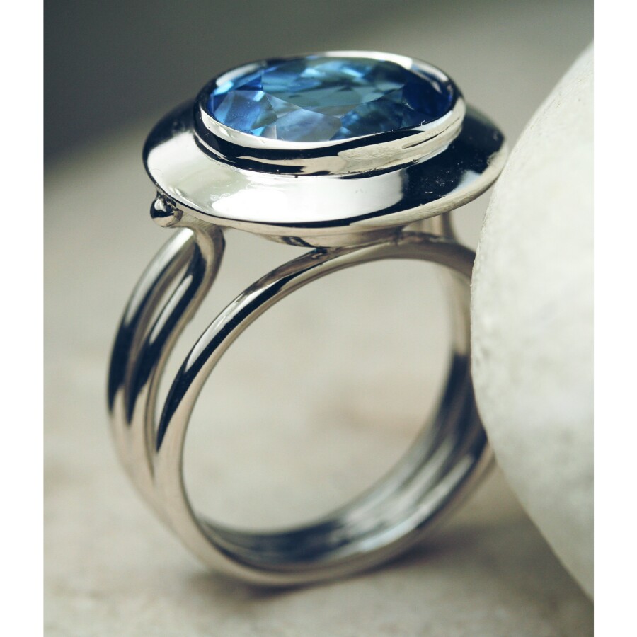 Anello con topazio azzurro