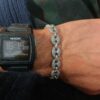 Bracciale maglia marina puntinata in argento indossato