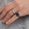 Anello mignolo puntinato con onice indossato