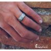 Anello uomo con iniziali indossato