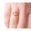 Anello cuore aperto in oro rosa indossato