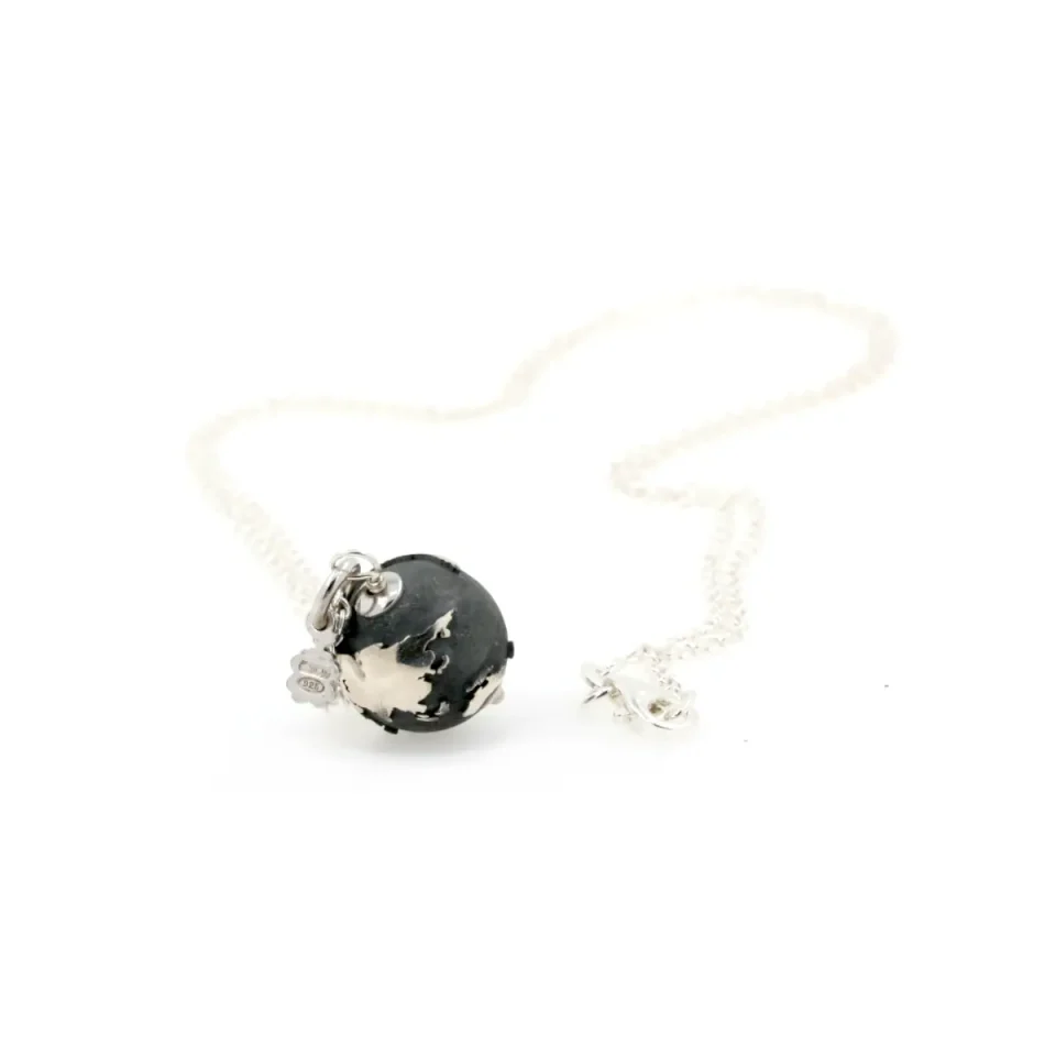 collana con ciondolo a forma di mappamondo
