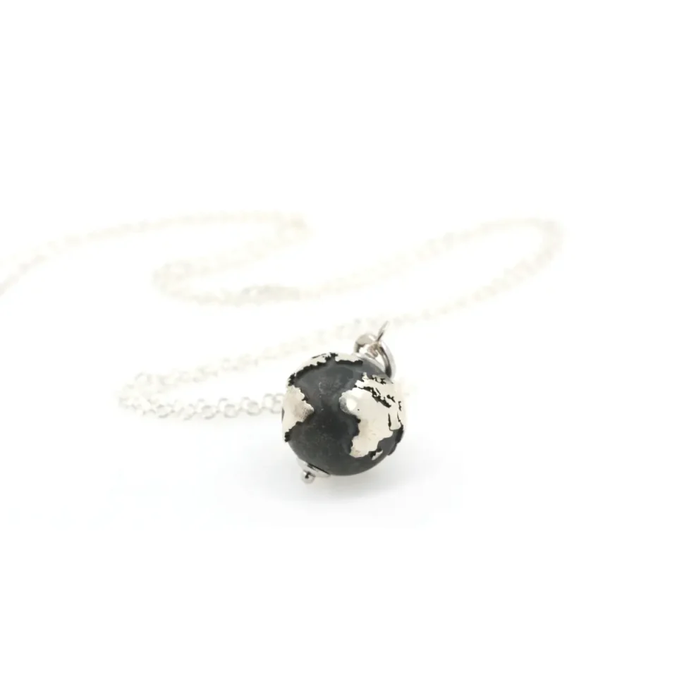 collana mappamondo con ciondolo brunito a contrasto
