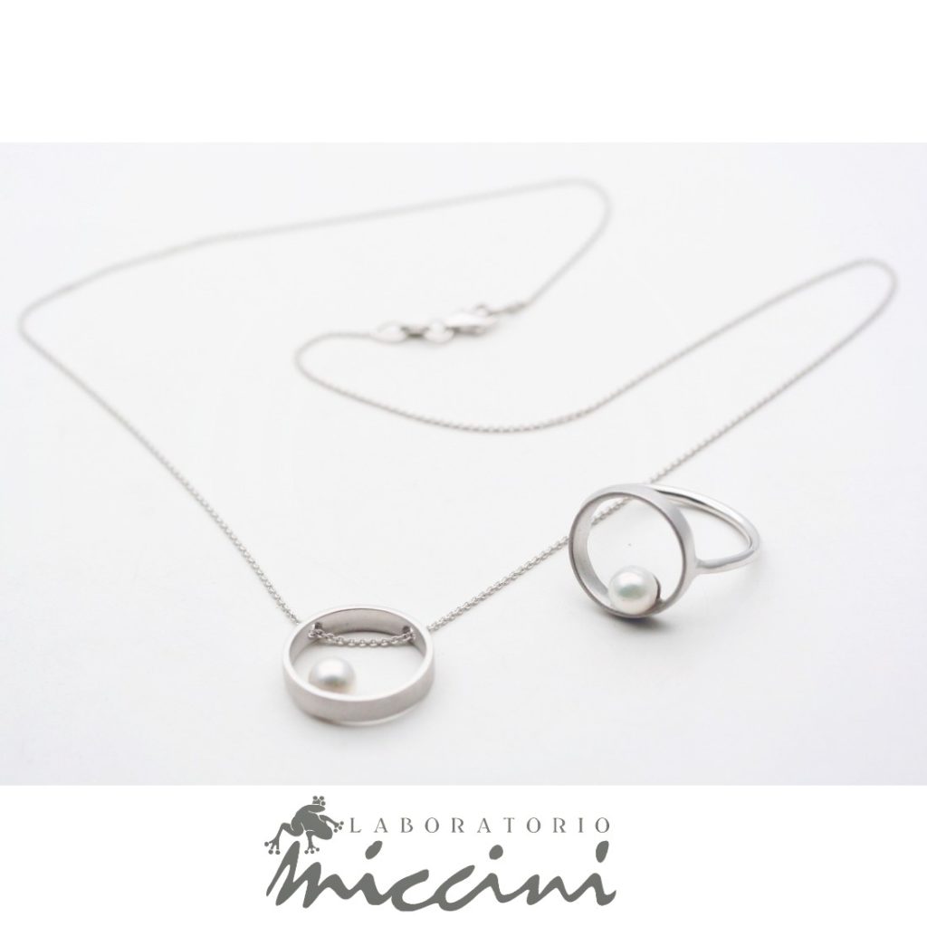 Anello e collana con perla in oro bianco