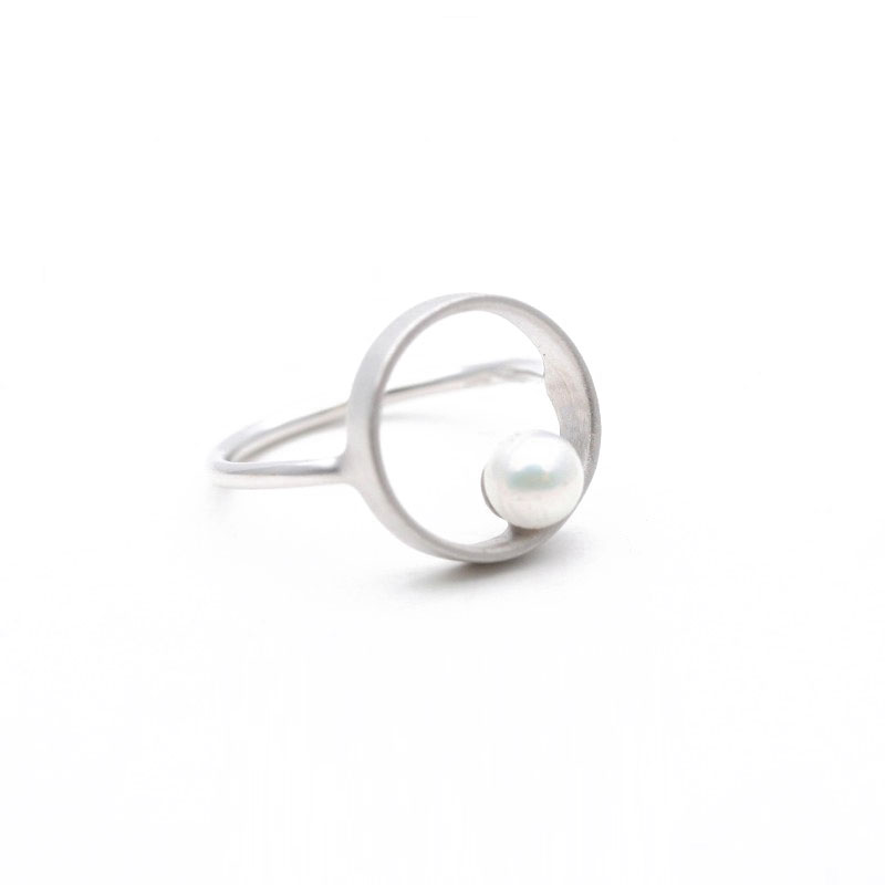 anello in oro bianco a forma di cerchio con perla