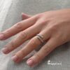 Anello a forma di Chiodo in argento indossato