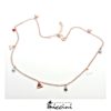 Collana minimal geometrica con medaglie a triangolo e cristalli colorati.

