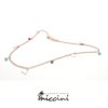 Collana minimal geometrica con medaglie a triangolo e cristalli colorati.

