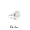Anello chevalier da mignolo in argento con iniziale incisa