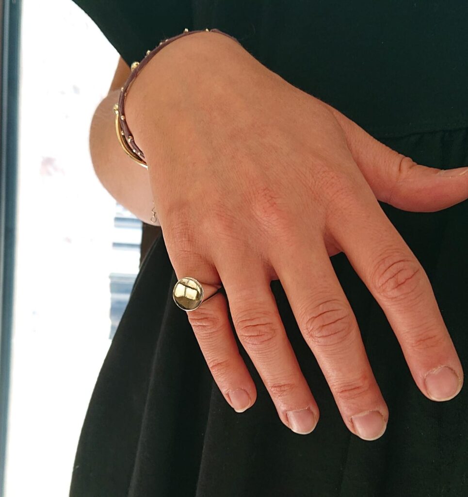 Anello chevalier da mignolo in argento indossato