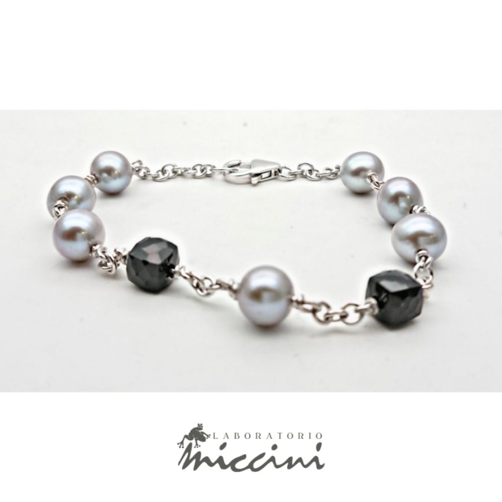 Bracciale con perle grigie  e tormaline nere