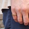 anello amore in oro giallo indossato
