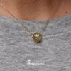 Collana gomitolo oro giallo con diamante indossata