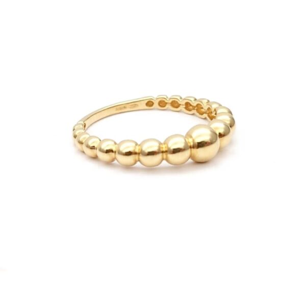anello in oro giallo composto da sfere di dimensioni a scalare