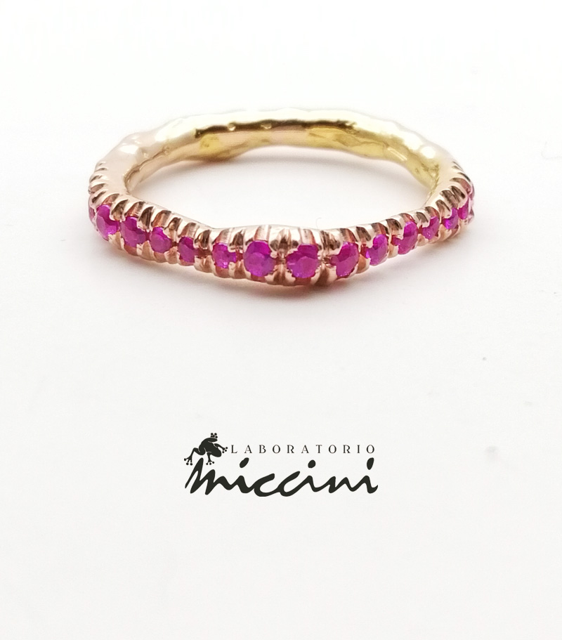 anello oro rosa e rubini