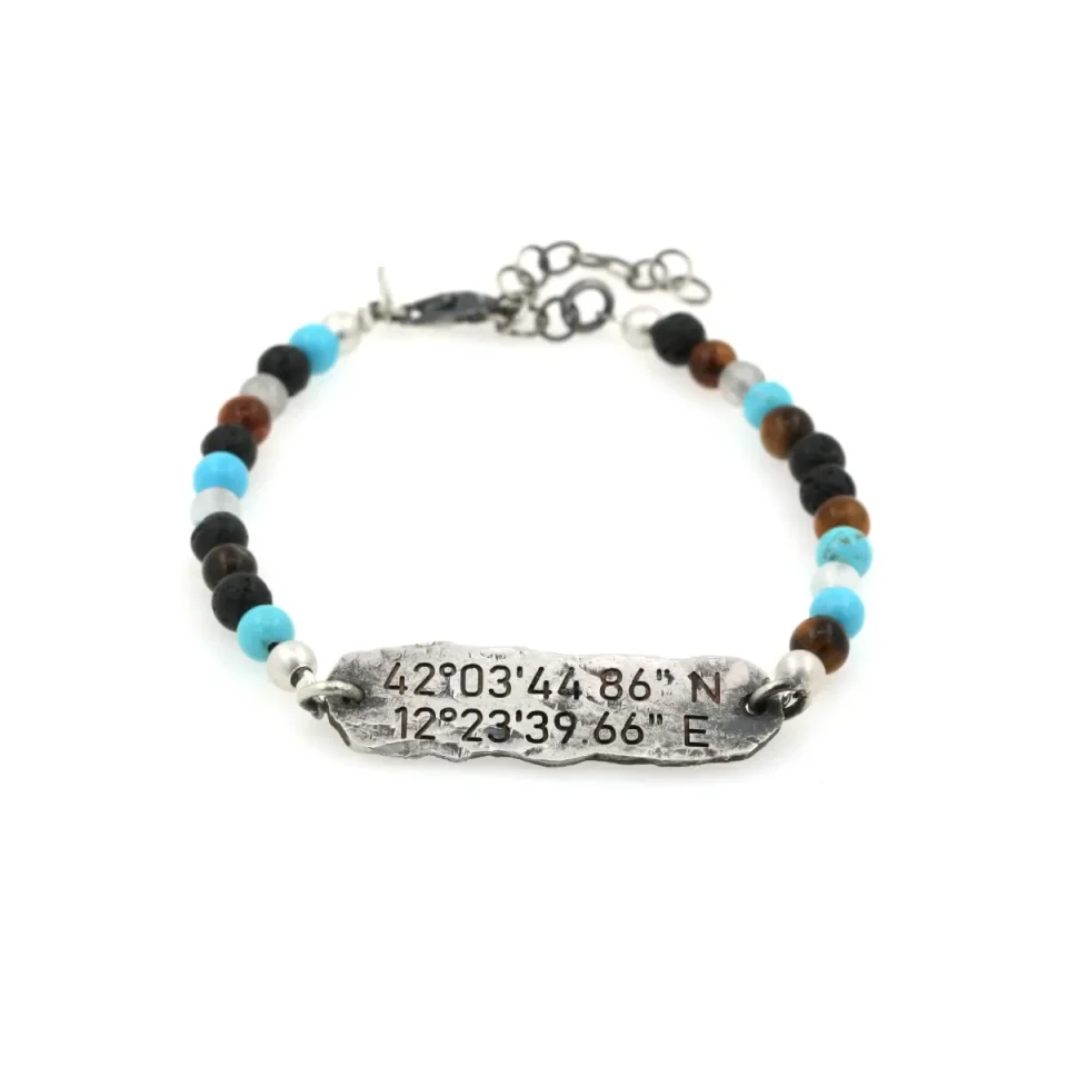 bracciale in pietre naturali fatto a mano con piastrina con coordinate incise