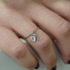 Anello con chiave e lucchetto pendenti indossato