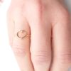 Anello cuore aperto in oro giallo indossato