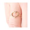 Anello cuore aperto in oro giallo indossato