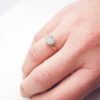 Anello cuore con pietre in oro rosa e bianco indossato