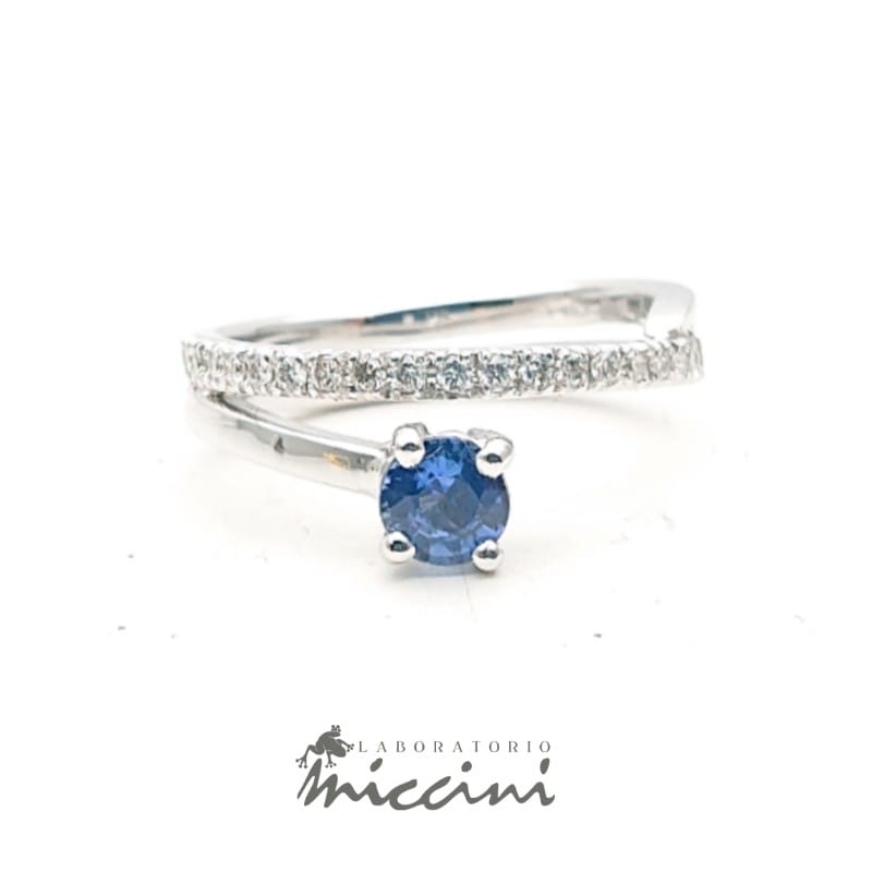 Anello con zaffiro e diamanti in oro bianco