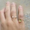 Anello aperto con 2 perle in oro indossato