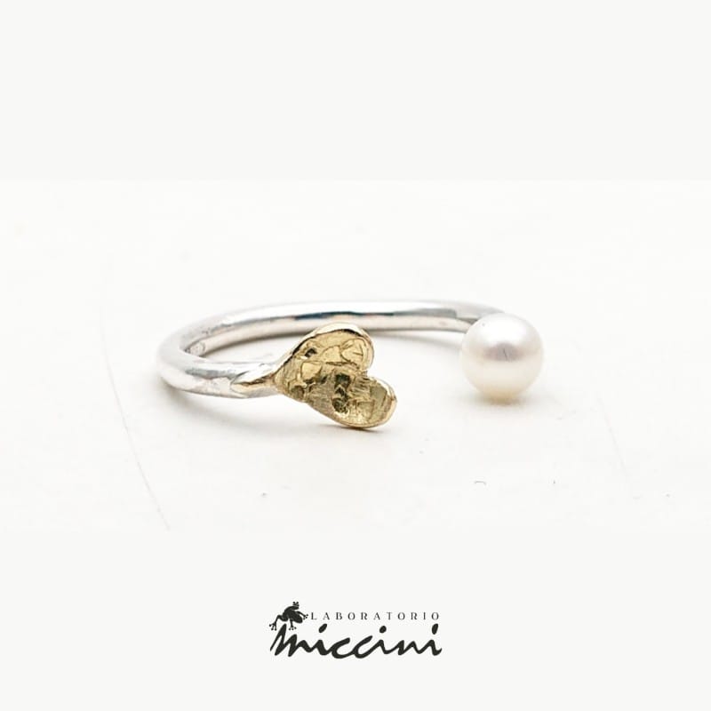 Anello aperto con perla e cuore in oro