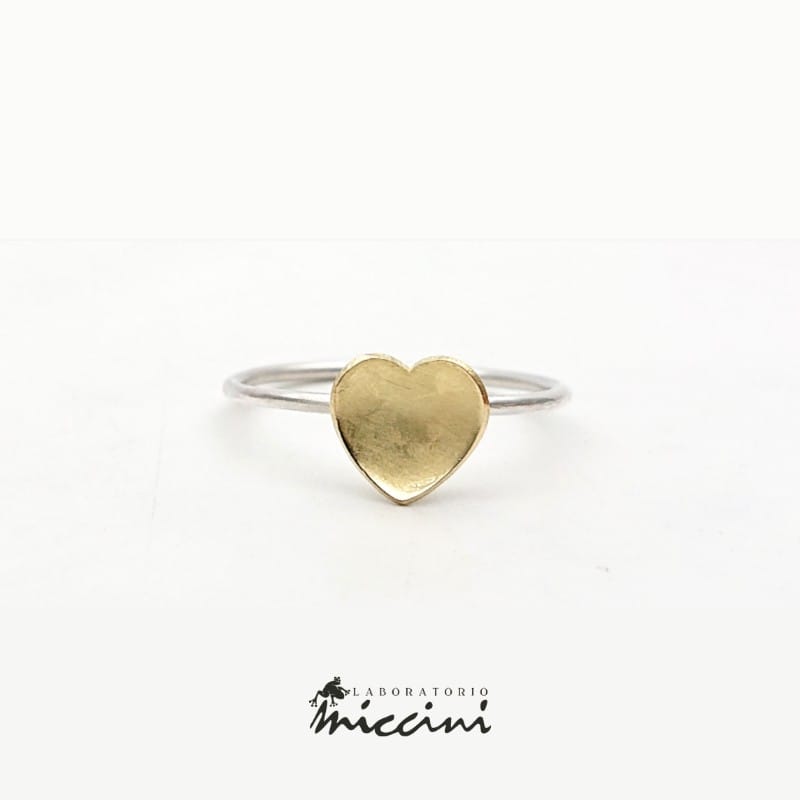 Anello con cuore in oro personalizzabile con incisione