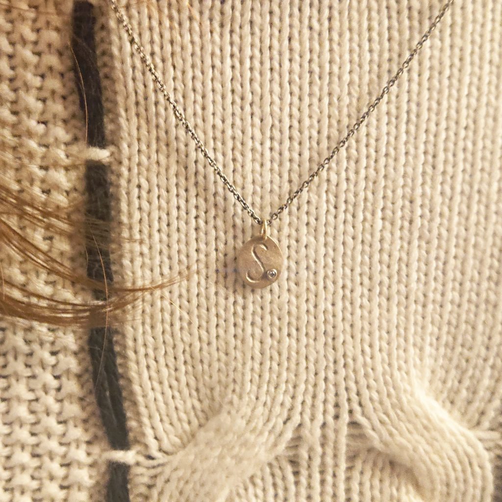 Collana con Iniziale e Diamantino fatta ed incisa a mano