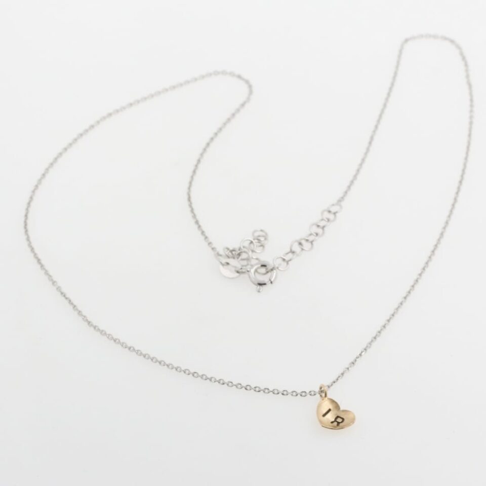 Collana con cuore in oro personalizzabile con incisione con catena in argento