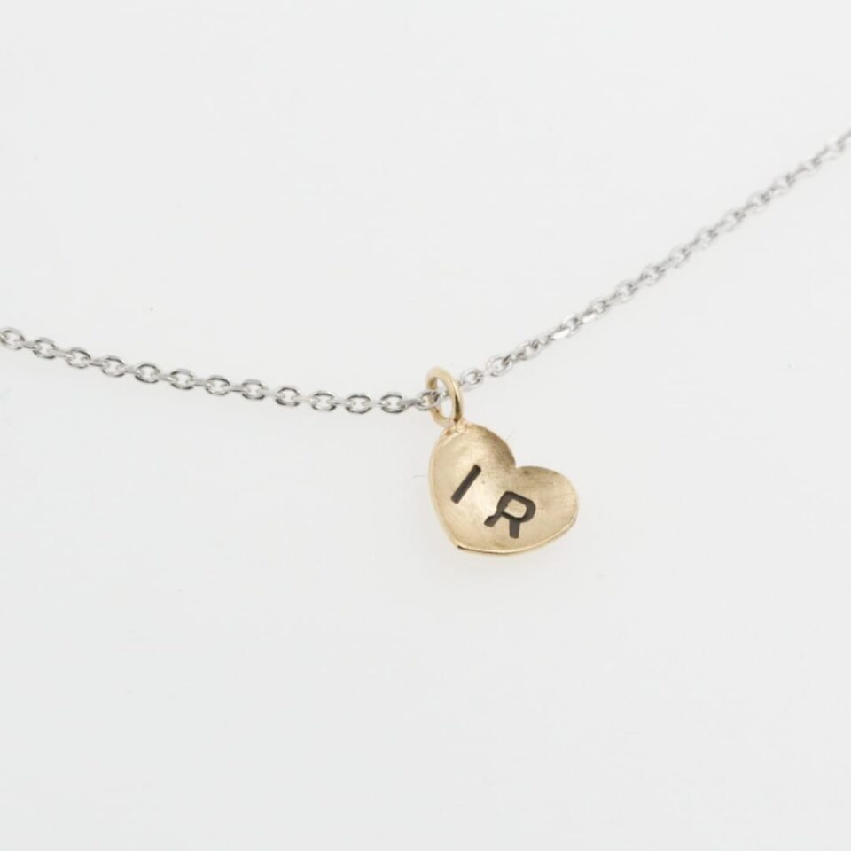Collana con cuore in oro personalizzabile con incisione di iniziali