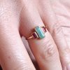 Anello con Amazzonite e rubini. Anello in argento 925 dorato con pietre incastonate. L'Amazzonite con il bordo esterno ha la misuradi 0,9 x 0,4 cm. Anello dallo stile minimal con pietre naturali. La misura dell'anello si può scegliere fra misura 14 e 12