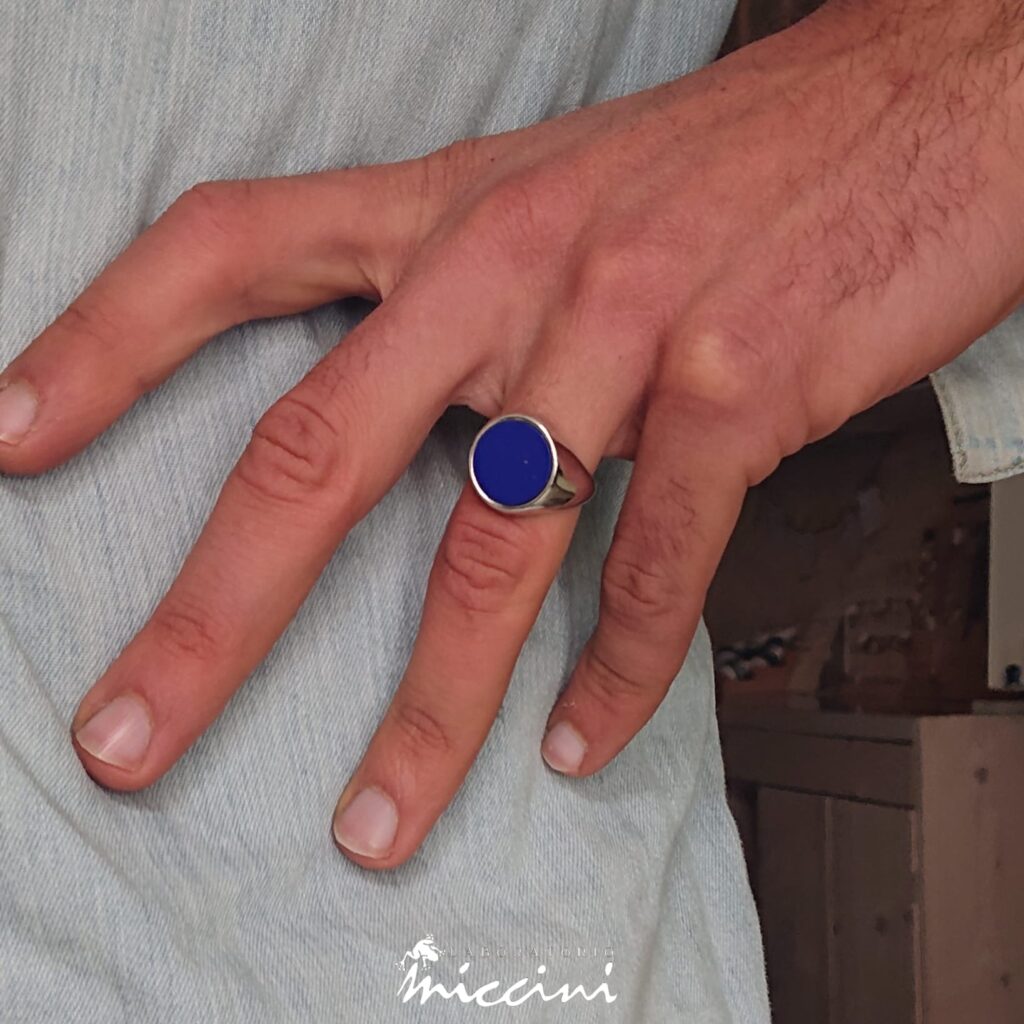 anello chevalier in argento con lapislazzulo