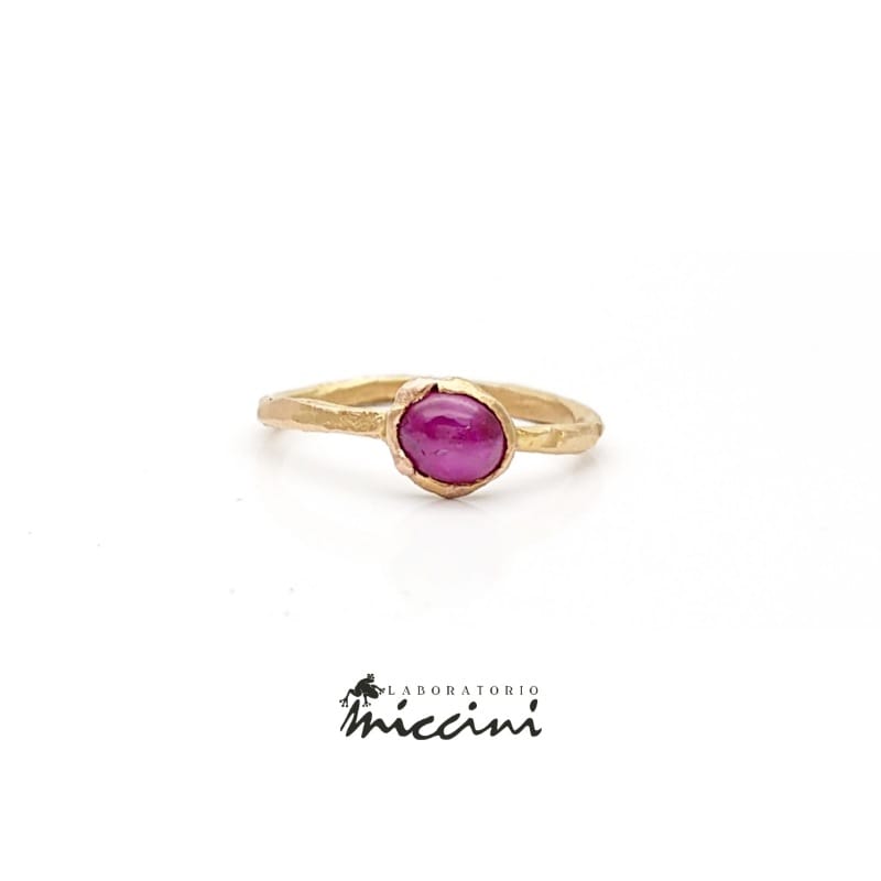 Anello minimal con rubino cabochon in oro rosa