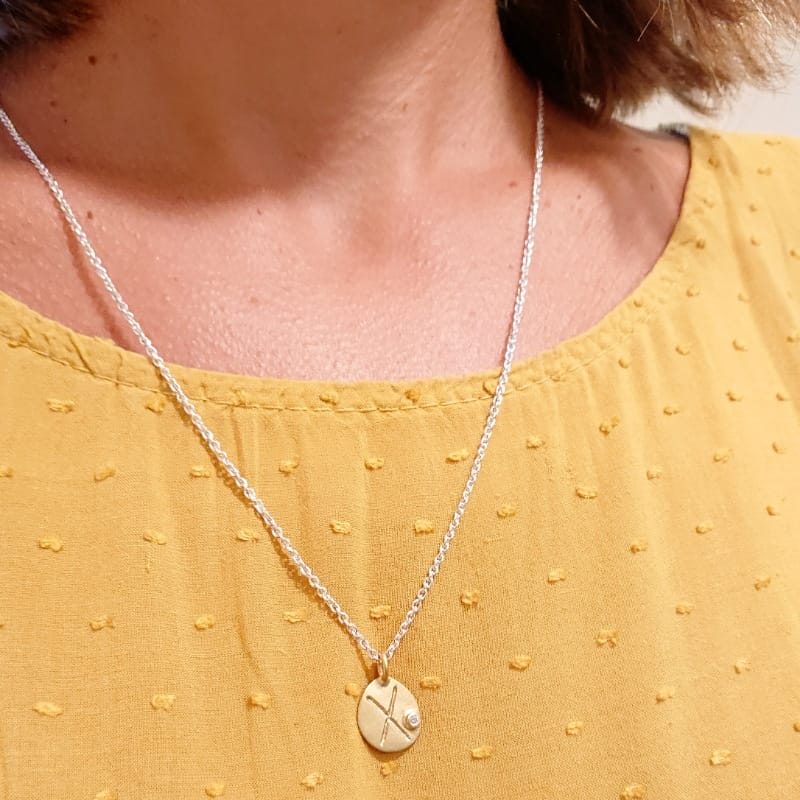 Collana con Iniziale e Diamantino fatta ed incisa a mano su oro giallo.