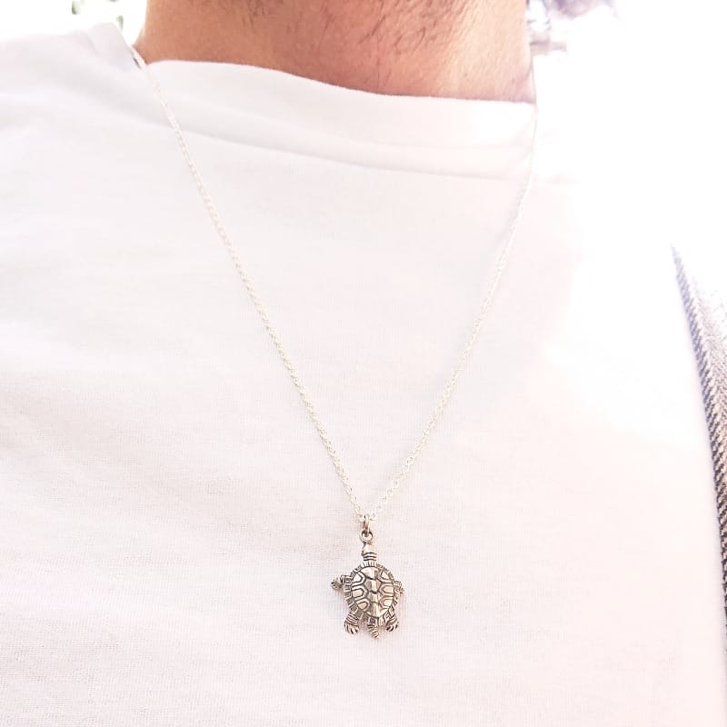Collana con tartaruga in argento indossata