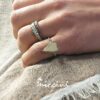 Anello Con Cuore allungato in argento indossato