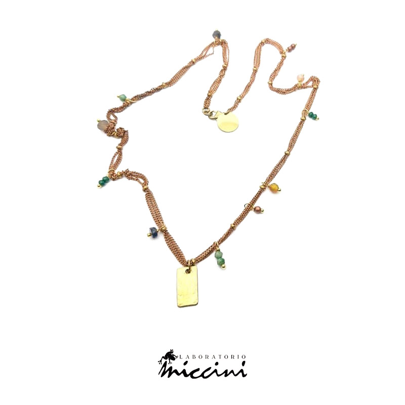 collana con medaglietta e cristalli colorati