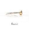 anello con diamante grigio, castone in oro e gambo in argento