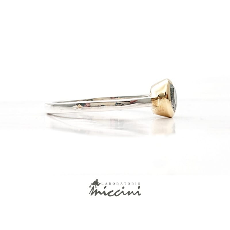 anello con diamante grigio, castone in oro e gambo in argento