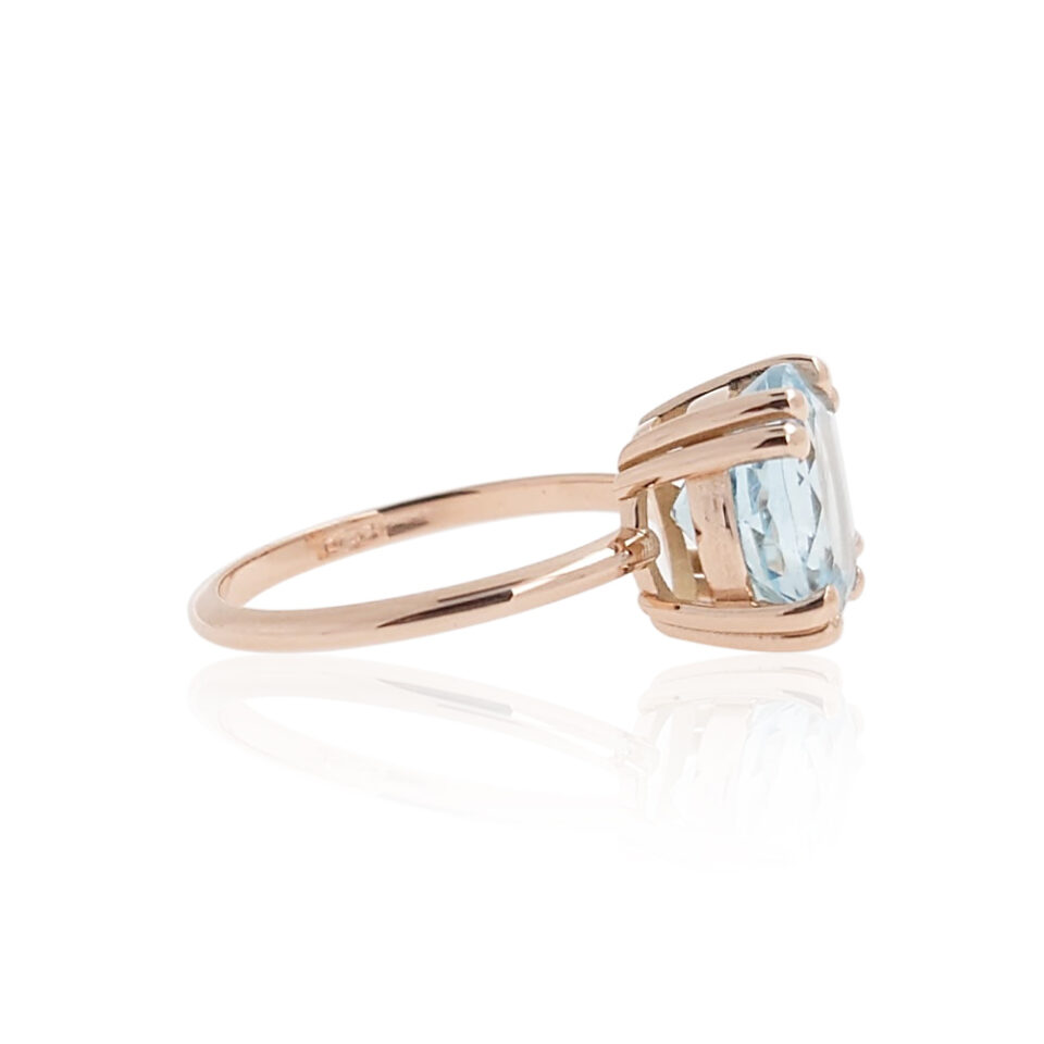anello in oro rosa con acquamarina taglio brillante