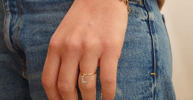 Anello con Iniziale a Ciondolo