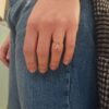 anello con iniziale a ciondolo con zirconi