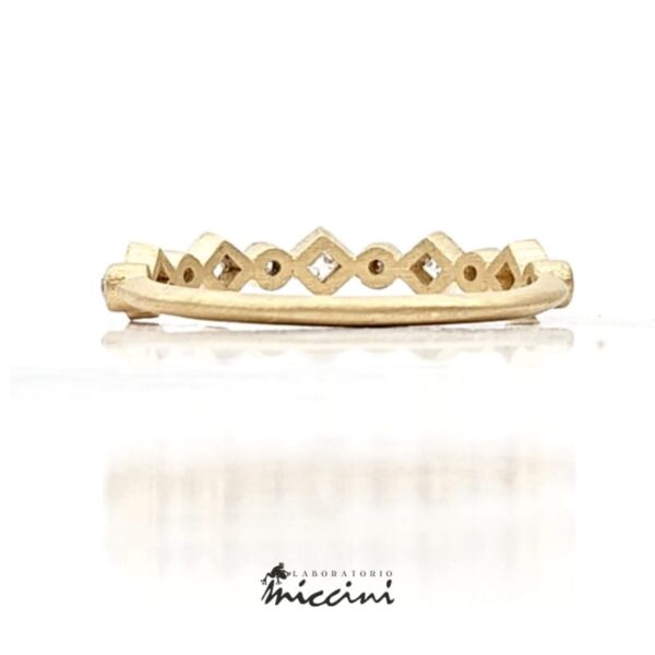 anello in oro con diamanti carrè e brillanti